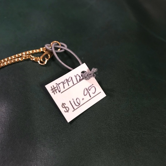 Gold arrow pendant necklace - Picture 4 of 4